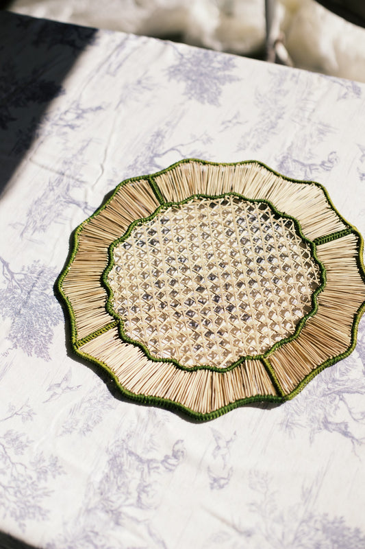 Ivory Scalloped Woven Placemat – Green Trim