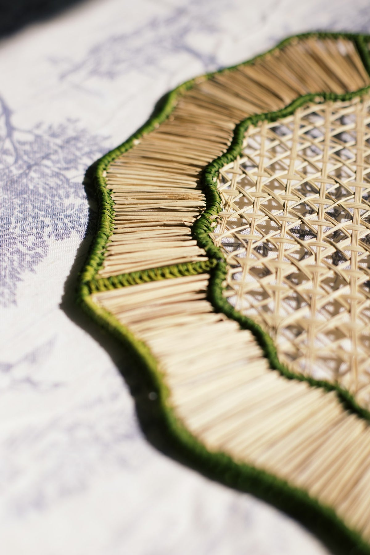 Ivory Scalloped Woven Placemat – Green Trim